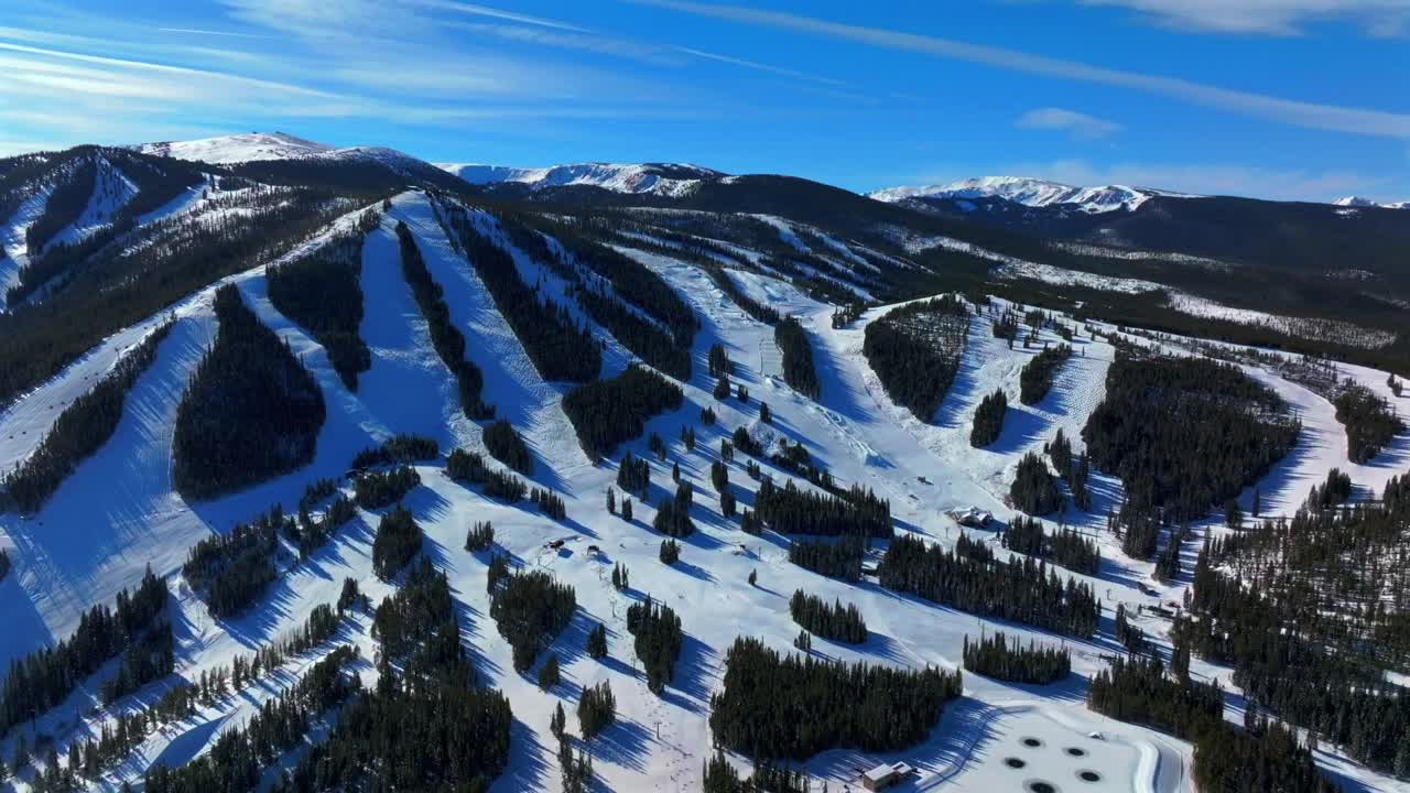 parque de invierno mary jane estación de esquí temprano en la mañana cielo azul preparados pistas de esquí aéreo dron colorado snowboard oscuro parque de esquí territorio circo doble negro diamante terreno sillones hacia adelante movimiento