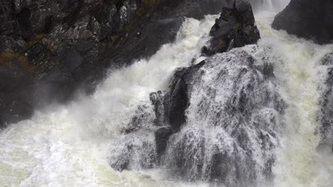 Popular-Cascada-De-Hesjedalsfossen-En-Stamnes,-Noruega-Durante-Las-Fuertes-Lluvias-De-Otoño