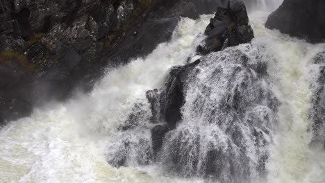 popular cascada hesjedalsfossen en stamnes, noruega durante las fuertes lluvias de otoño
