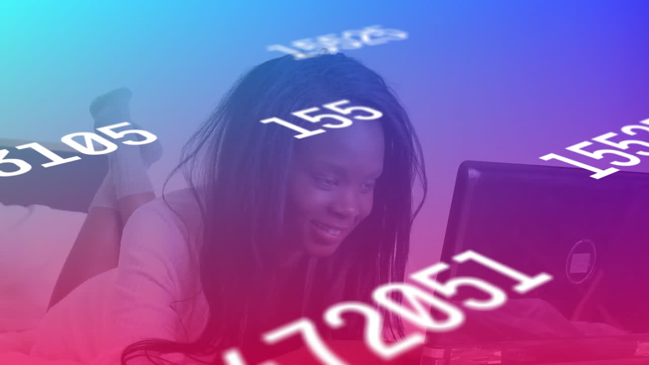varios números cambiantes contra una mujer afroamericana sonriendo mientras usa una computadora portátil