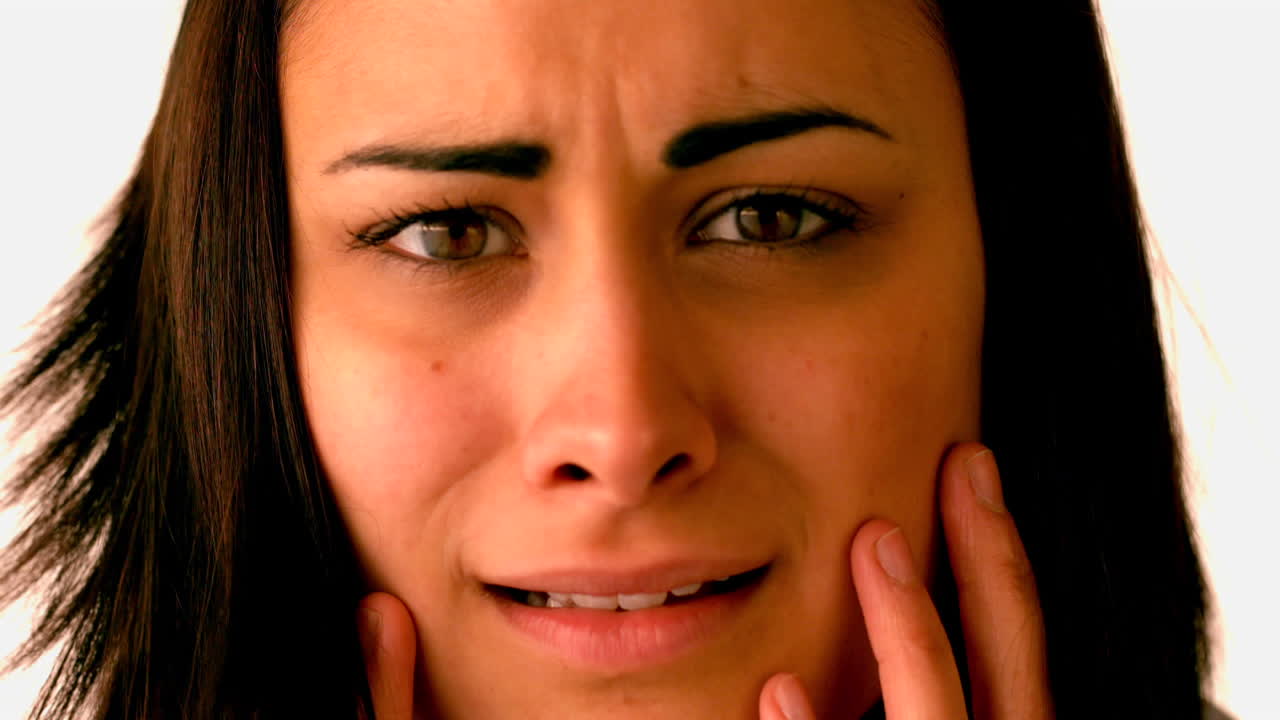 Morena chateada chorando para a câmera