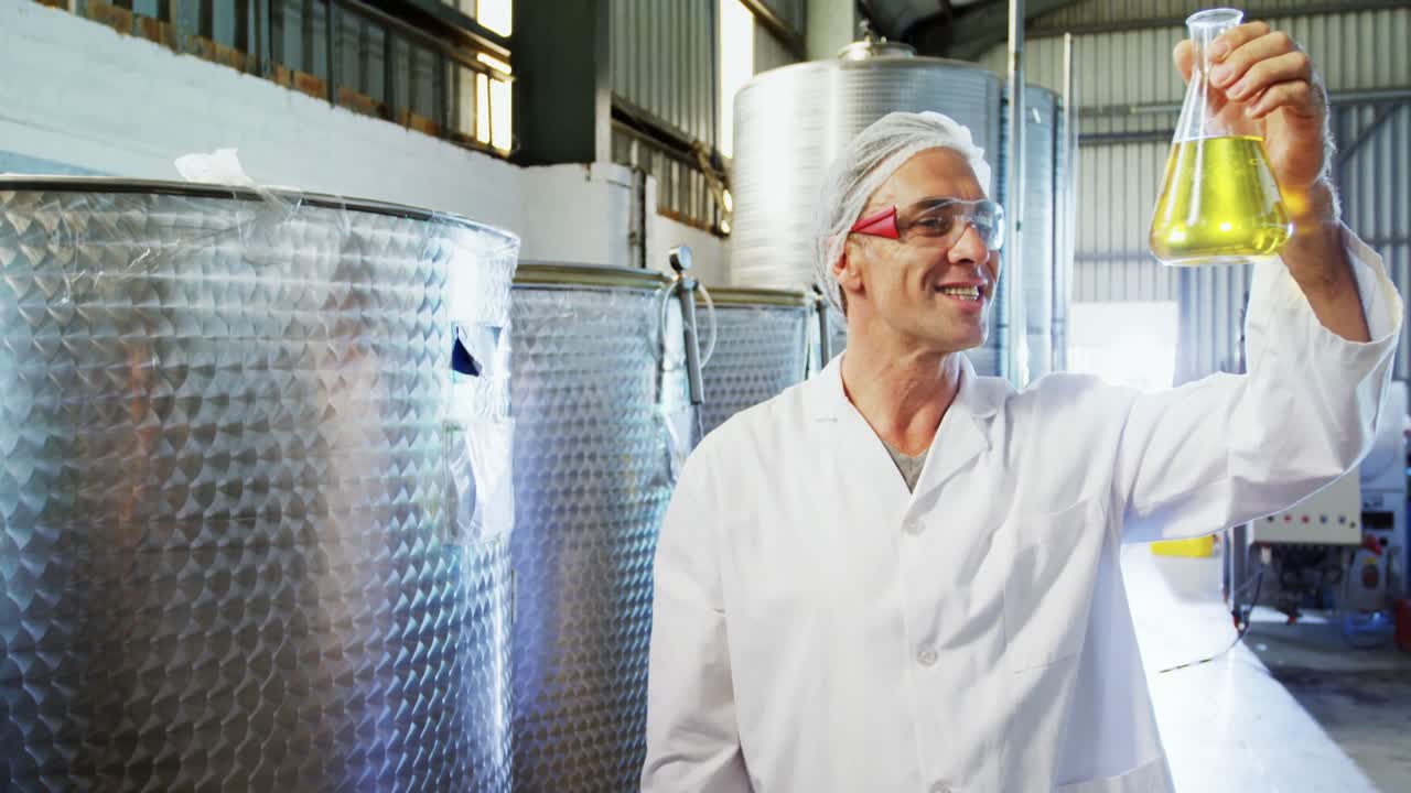 올리브 기름 을 검사 하는 기술자