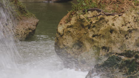 agua espumosa de las cascadas del río tanama en puerto rico