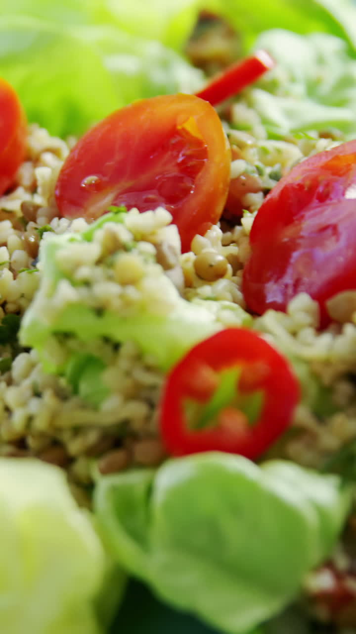 ensalada servida en el plato