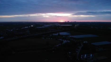 Die-Silhouette-Der-Stadt-Barendrecht-In-Südholland,-Niederlande-Bei-Sonnenuntergang