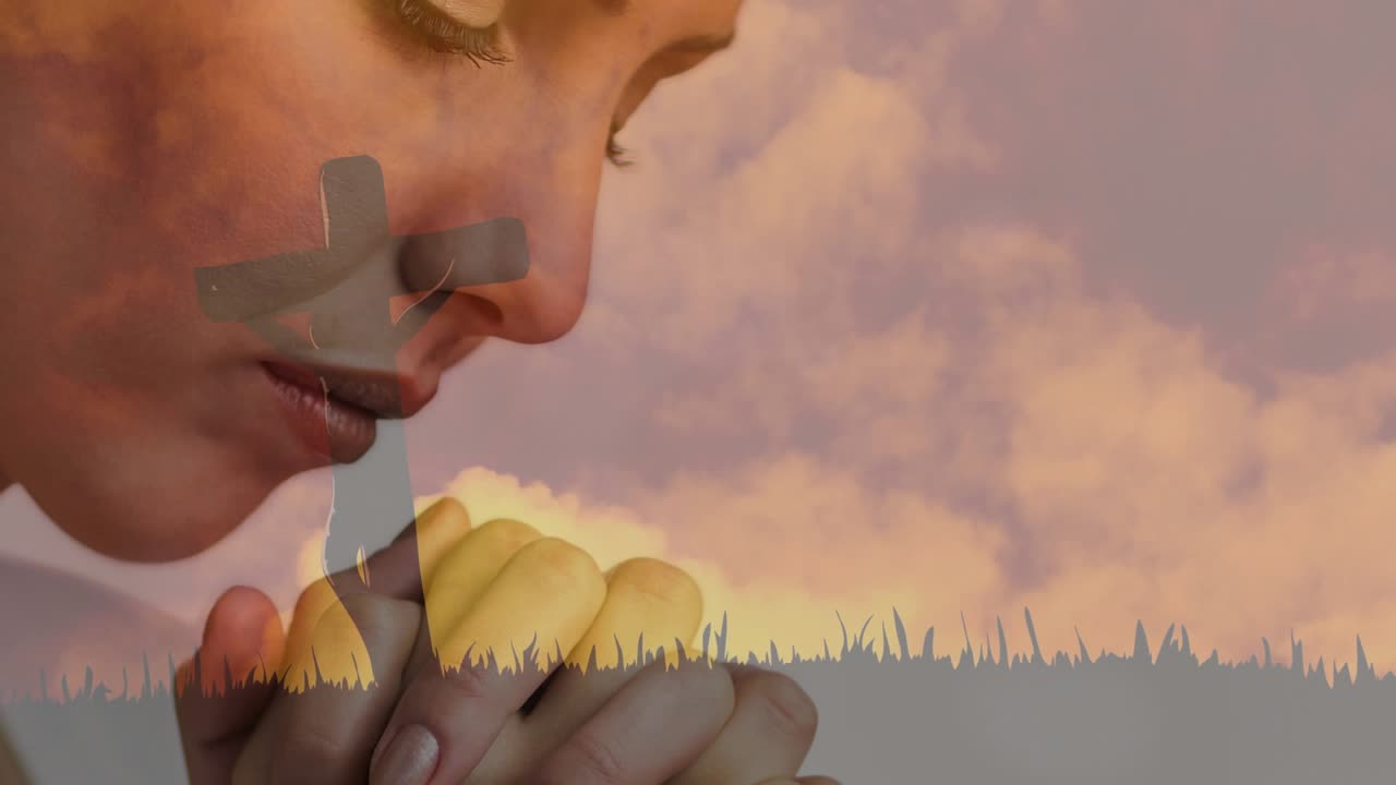 Mujer orando, con una cruz superpuesta que aparece y se oscurece, y el resplandor del horizonte iluminando sus manos para consuelo de la fe.