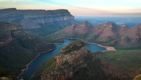 Eine-Atemberaubende-Drohnenaufnahme-Aus-Der-Luft-Eines-Riesigen-Bergtals-In-Drakensbergen,-Südafrika