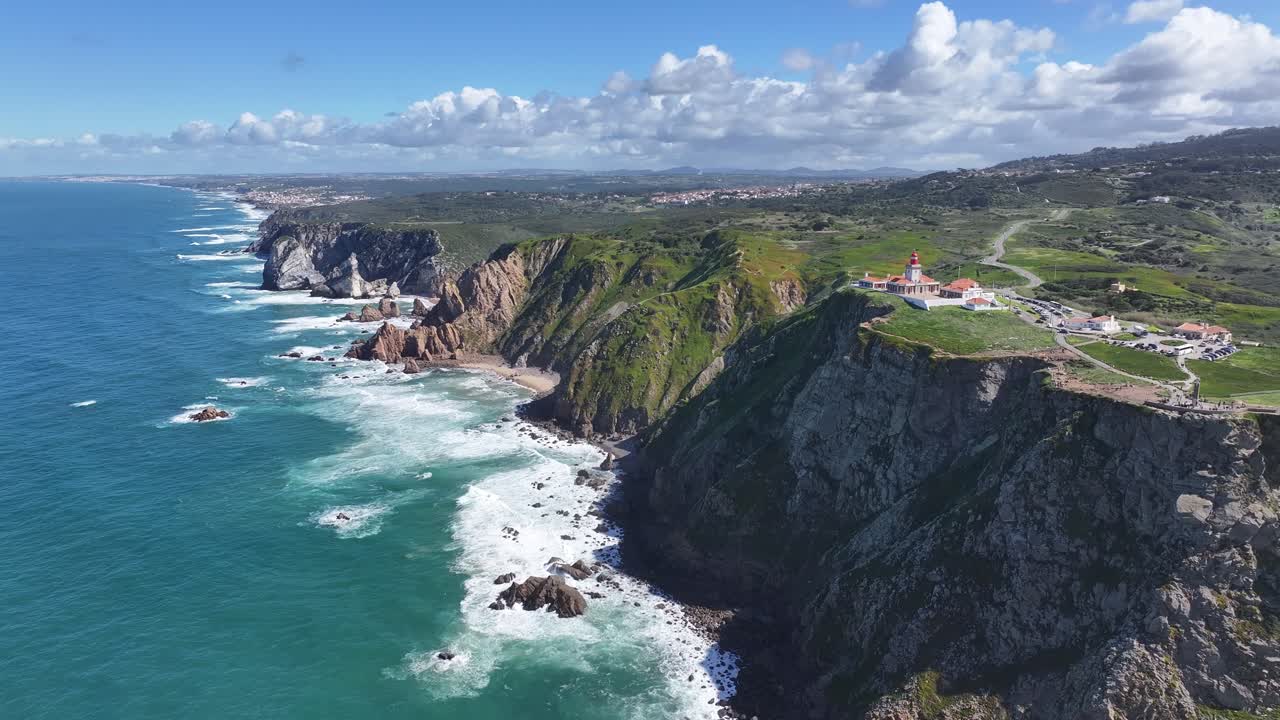 Cabo da Roca Küste bei Sintra im Bezirk Lissabon, Portugal. Strandpanorama. Naturlandschaft. Sommerreise. Cabo da Roca Küste bei Sintra im Bezirk Lissabon, Portugal. Tropische Landschaft