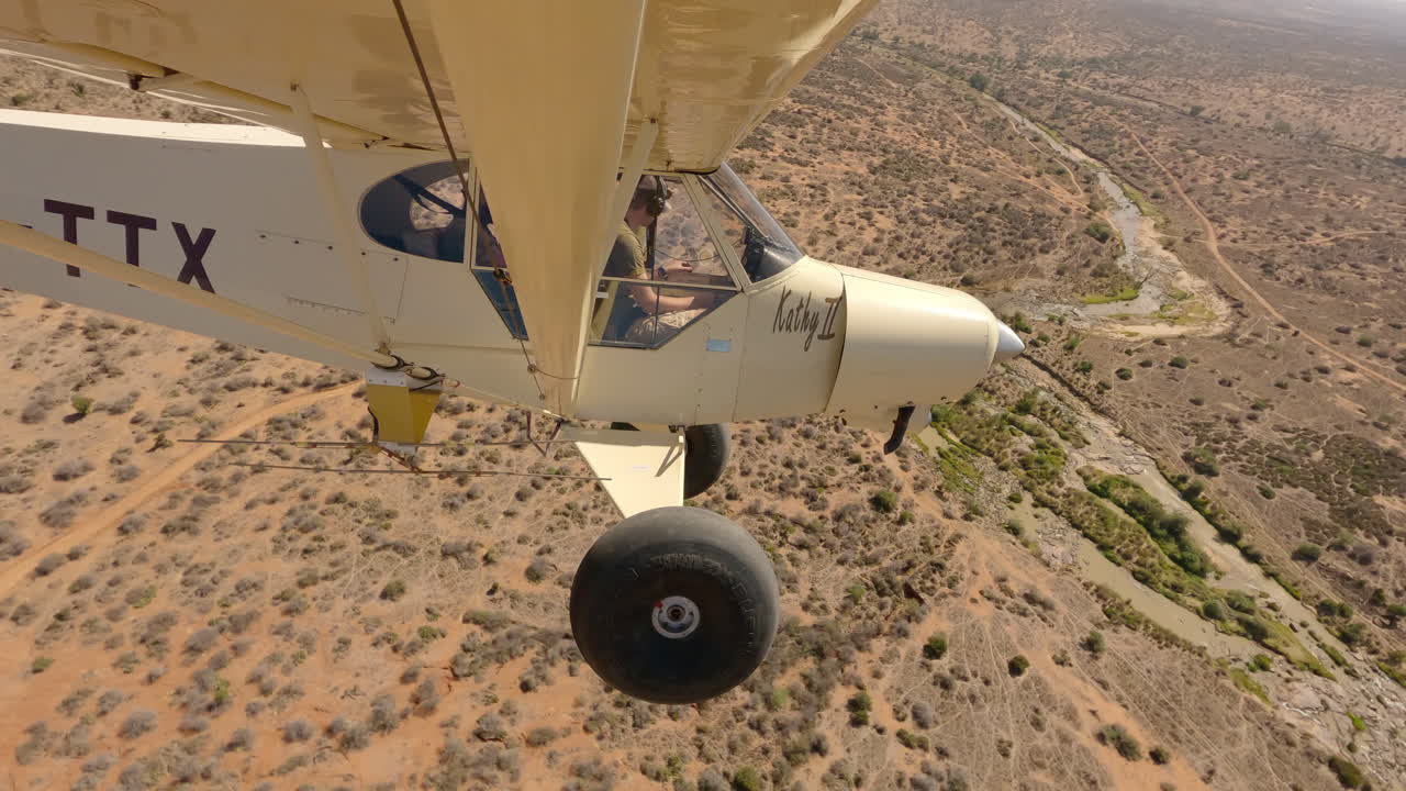 Aereo bushcraft in volo sopra le praterie secche della savana