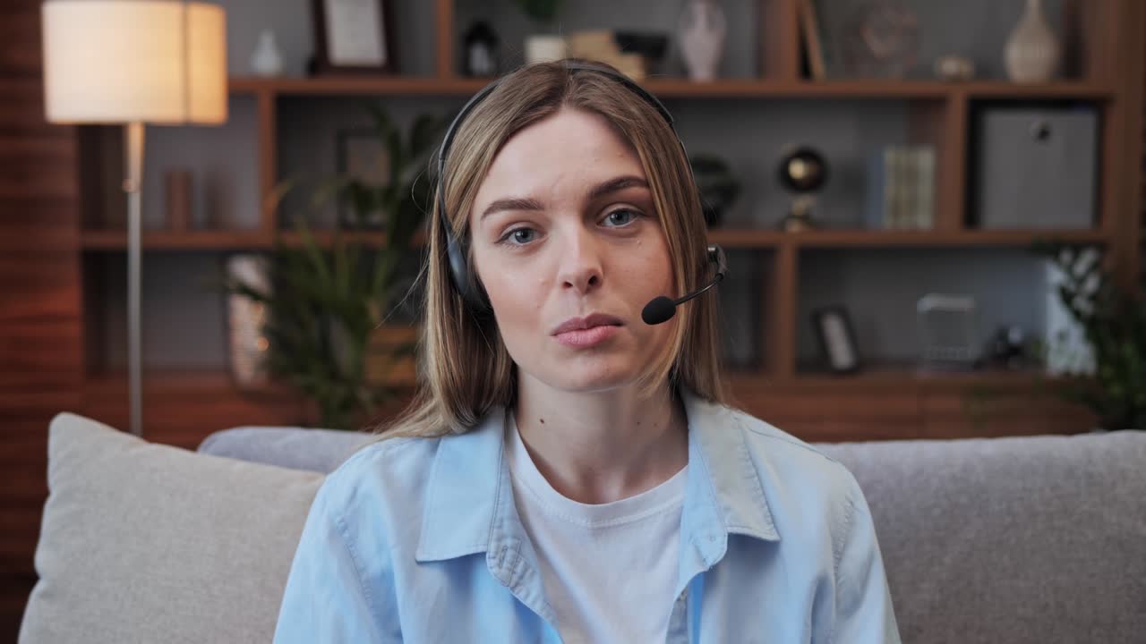 una bloguera hablando con la cámara está de acuerdo en tener una videoconferencia en línea.