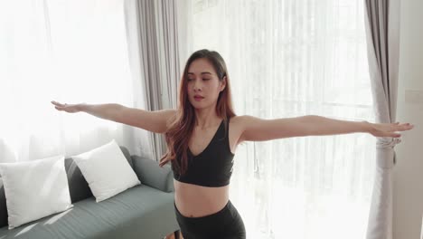 mujeres encantadoras en buena forma con ejercicios de yoga y estiramientos en la sala de estar