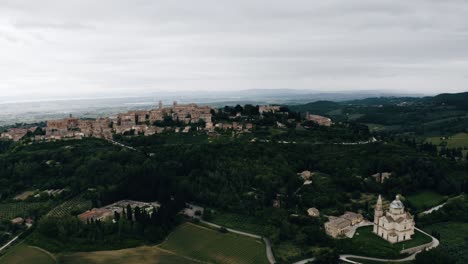 Große-Drohnenaufnahme-Von-Montepulciano-In-Der-Ländlichen-Landschaft-Italiens