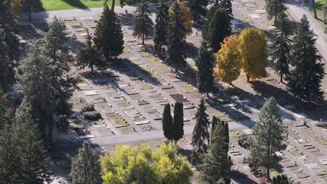 vista aérea mientras una persona solitaria camina por un cementerio pequeño y ordenado