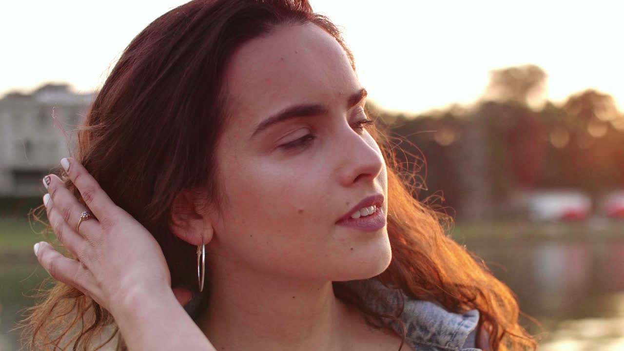 la mujer está mirando a su alrededor.