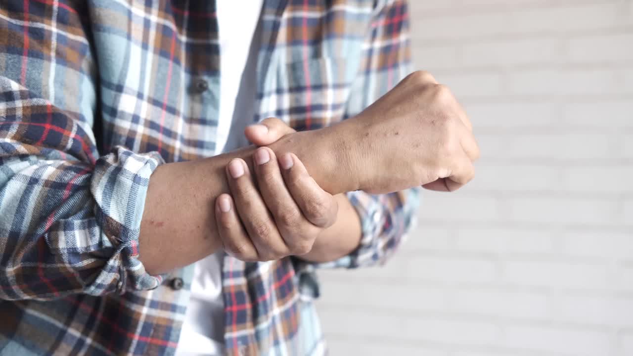 persona con dolor en la muñeca