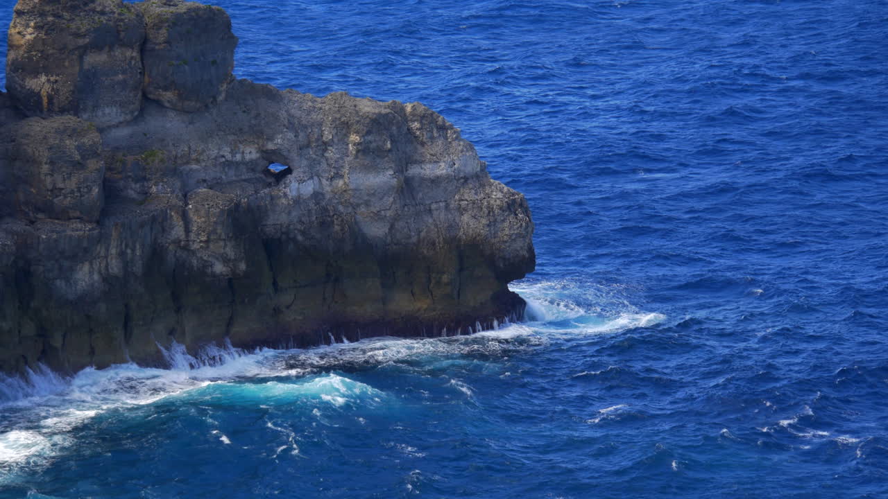 крупный план волн, разбивающихся о разрушающийся морской утес
