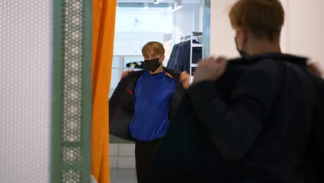 colegial prueba chaqueta de uniforme con mascarilla