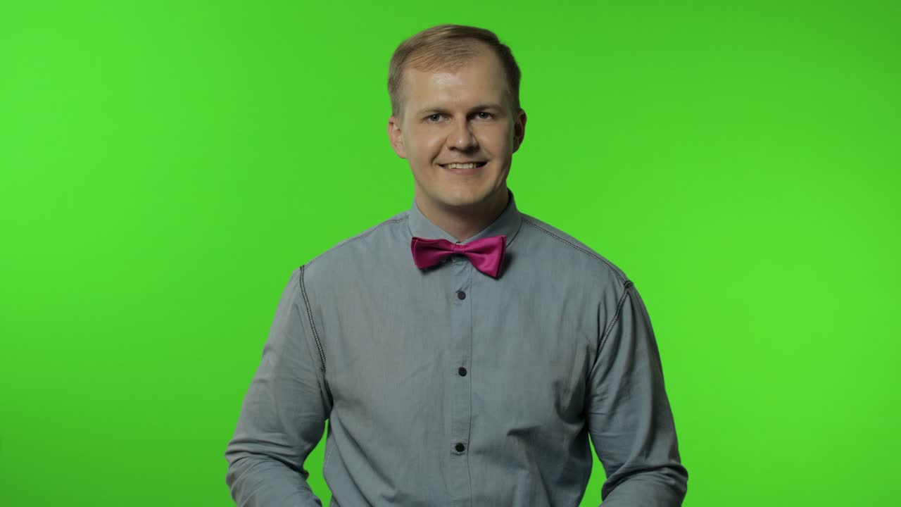 hombre mostrando un gesto de "ok", sonriendo con una expresión optimista y satisfecha, guiñando el ojo, una señal de aprobación de "ok"