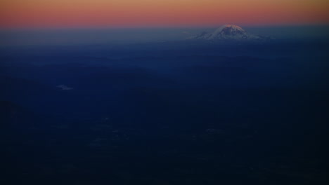 Ein-Wunderschöner-Sonnenuntergang-Aus-Dem-Flugzeug-Blick-Auf-Die-Berge