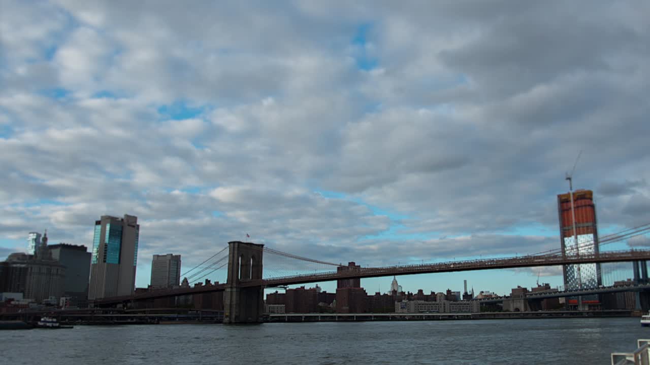 lapso de tiempo de la vía fluvial del puente de brooklyn, con un ligero efecto de cambio de inclinación