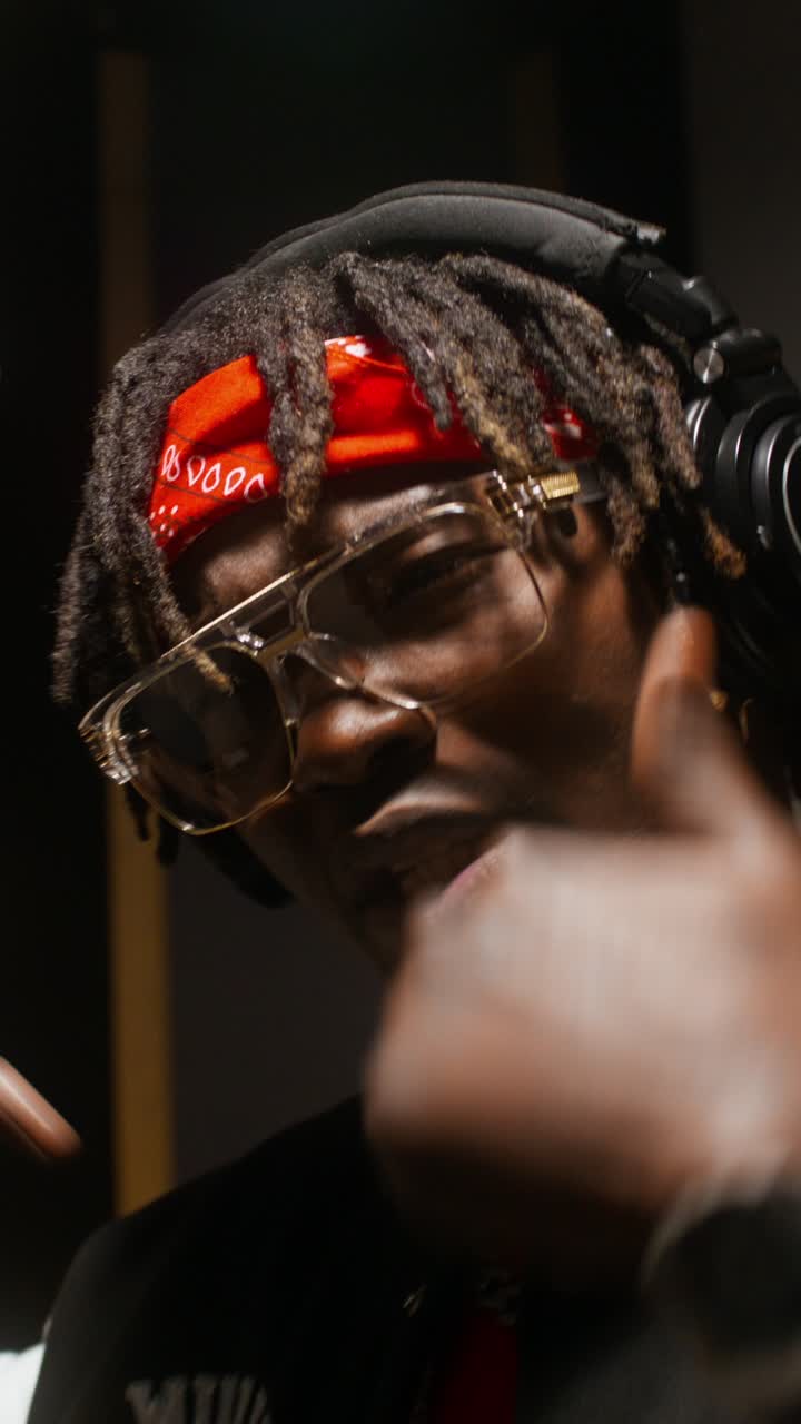 músico en el estudio de grabación