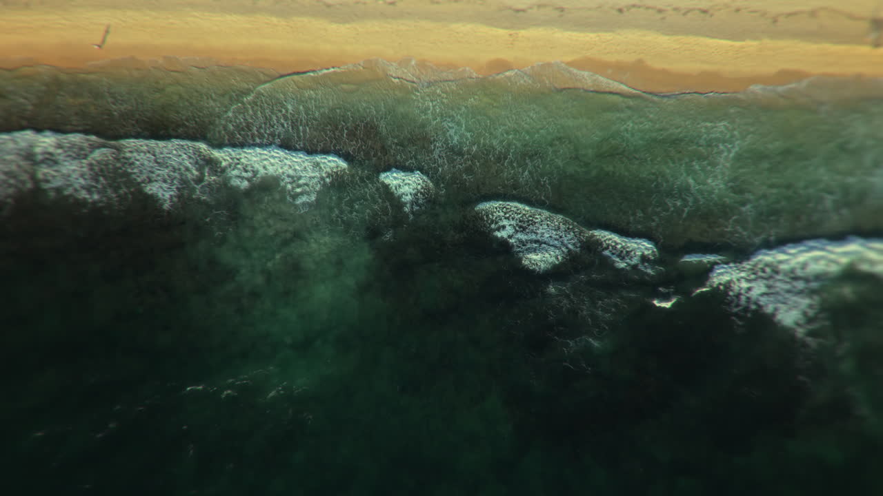 vista aérea de la playa y las olas del océano
