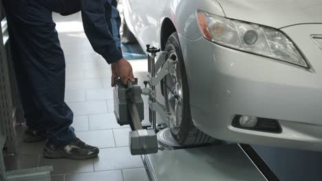 alineación de las ruedas de los automóviles en un taller de reparación