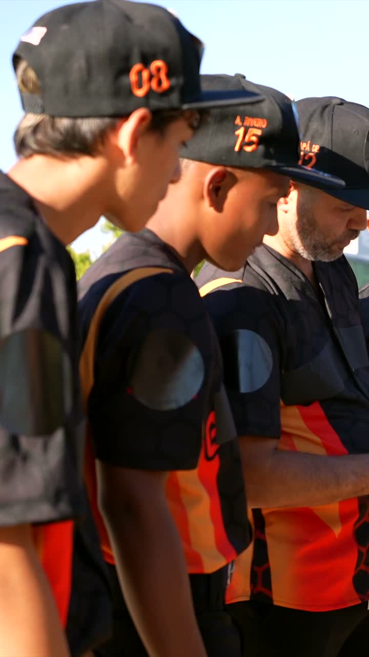 L'allenatore di baseball spiega la strategia ai giocatori