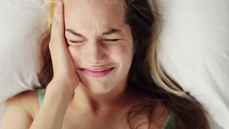 mujer joven atractiva despertando en la cama