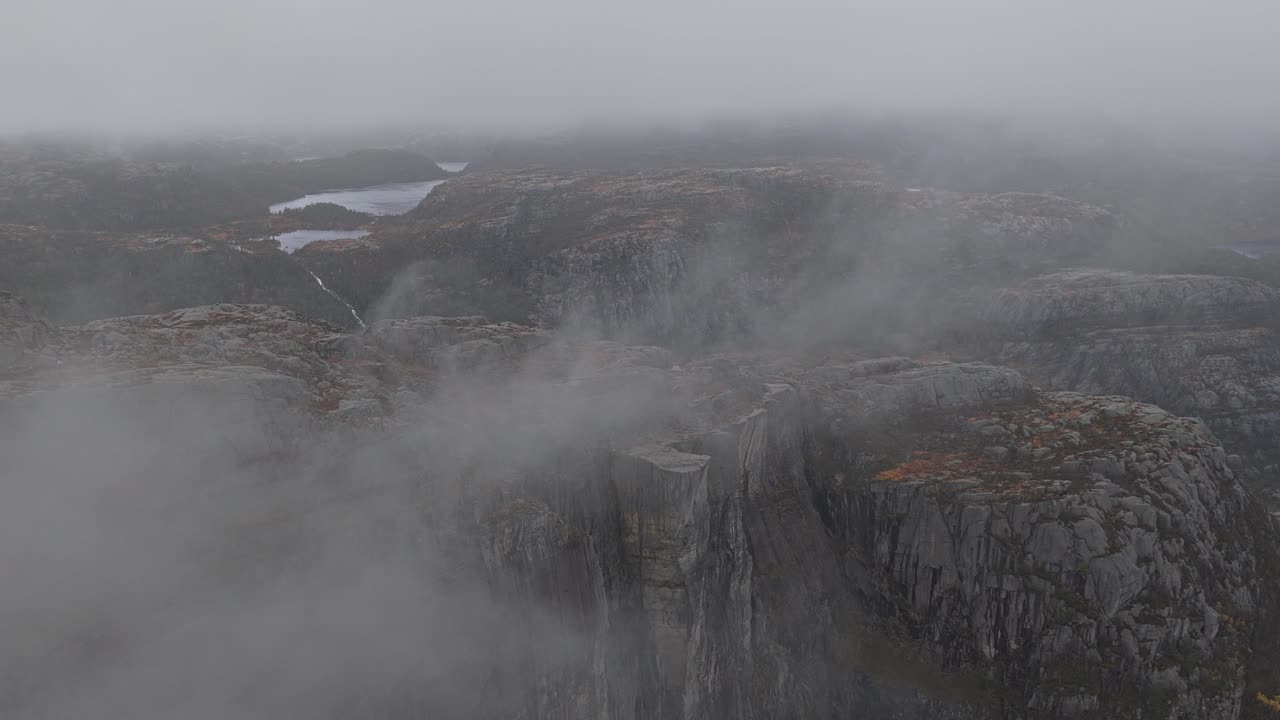 Famoso lugar de senderismo Preikestolen en Noruega visto desde el aire al atardecer.