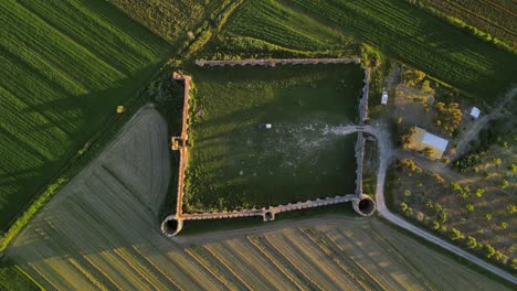 Una-Vista-Desde-Lo-Alto-De-Una-Fortaleza-Cuadrangular-Medieval-La-Fortaleza-De-Bashtove,-Albania