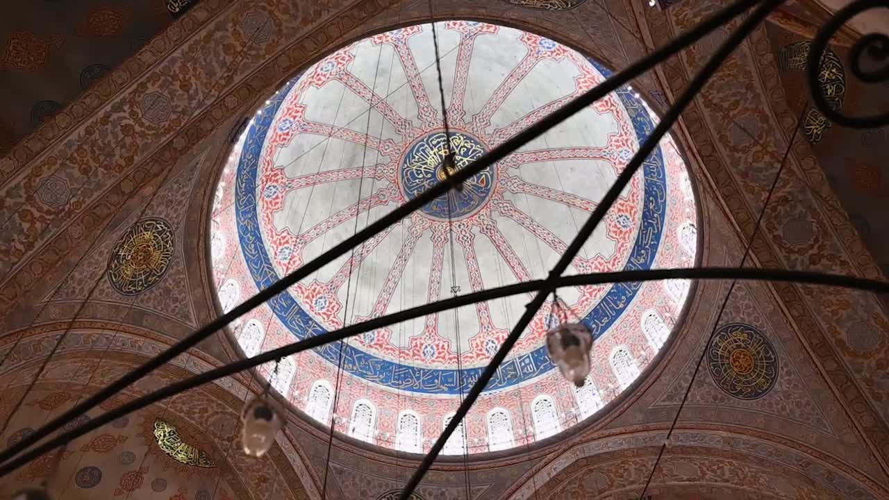 터키 이스탄불에 있는 대성당을 확대해 보겠습니다.