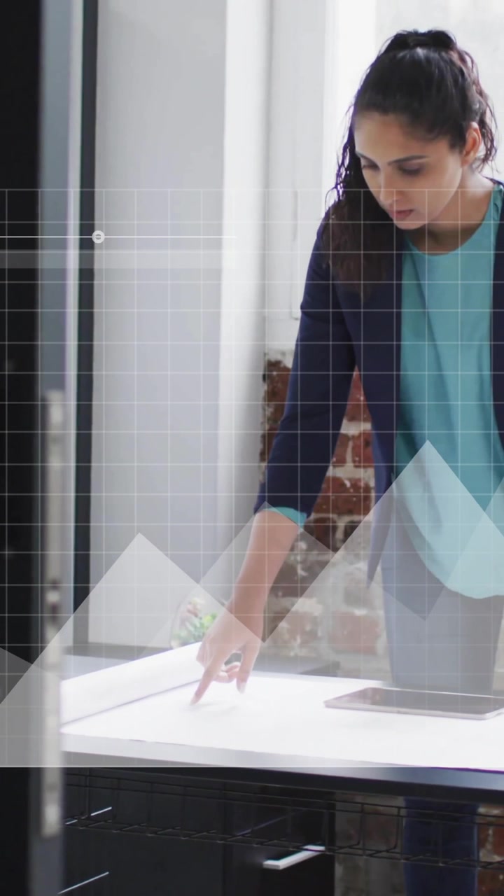 Animación del procesamiento de datos financieros sobre una mujer de negocios caucásica en la oficina