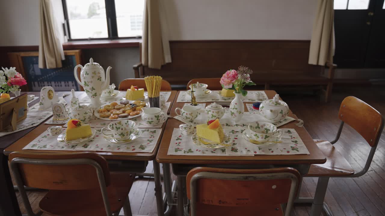 salón del club de té tradicional británico en la histórica escuela primaria toyosato
