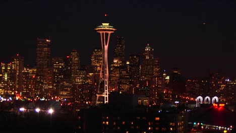 La-Emblemática-Aguja-Espacial-De-Seattle-Es-Realmente-Un-Lugar-Destacado-En-La-Noche.