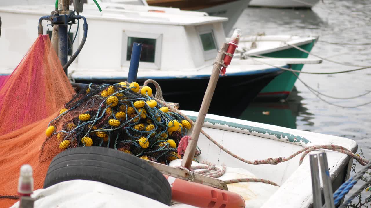 도크 에 있는 그물 과 플로트 를 가진 시 보트