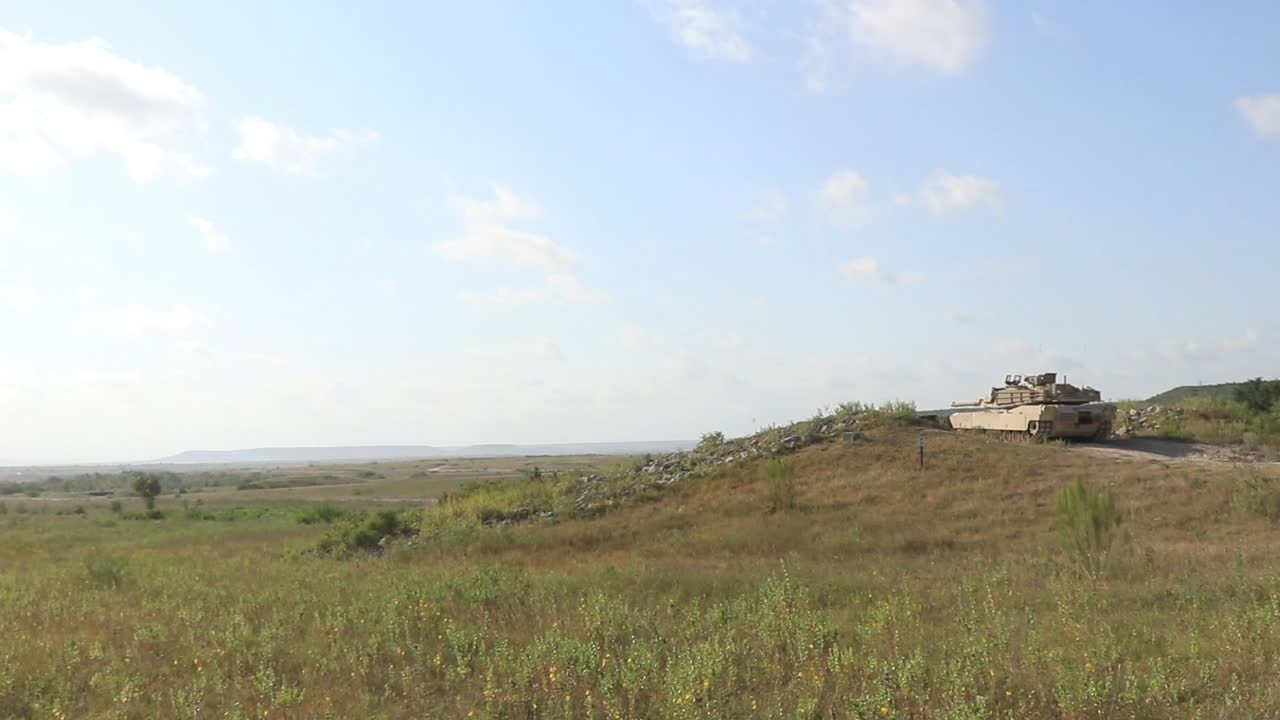 военный танк m1a1 abrams неподвижный, стрельба широкий вид