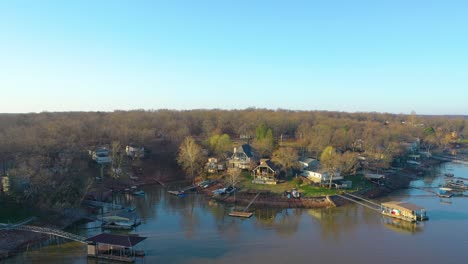 Casas-De-Vacaciones-Frente-Al-Lago-Con-Estacionamiento-Para-Botes-En-Table-Rock-Lake-En-Missouri-Durante-El-Otoño