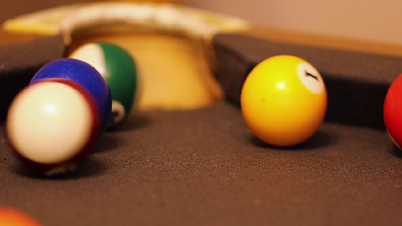 golpear bolas con taco y rodar cerca de la tronera