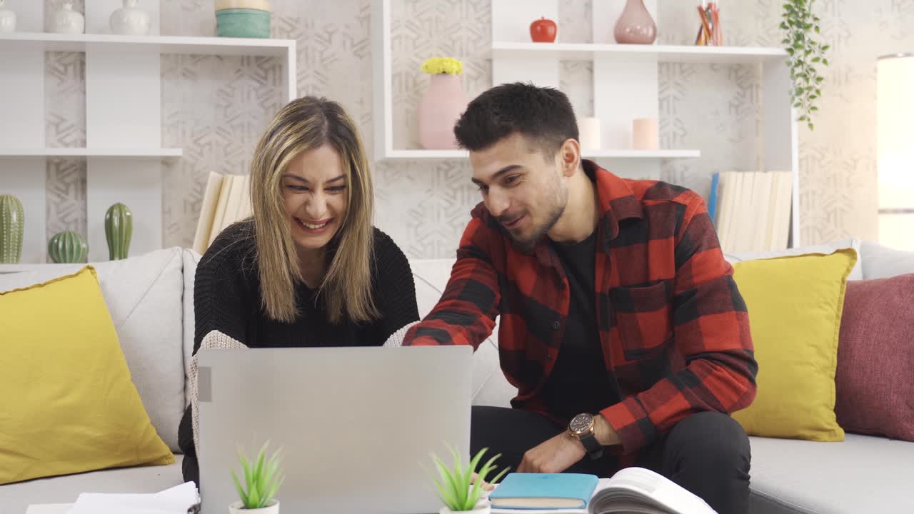 la joven pareja feliz se regocija. la pareja ganadora se siente emocionada.