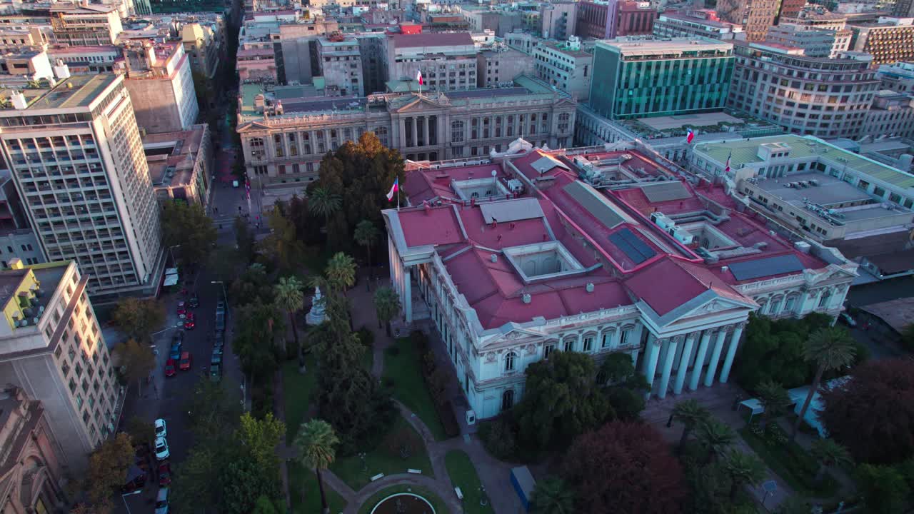 vista aérea de la cámara de diputados, antiguo edificio del congreso nacional en el centro de santiago, toma en órbita