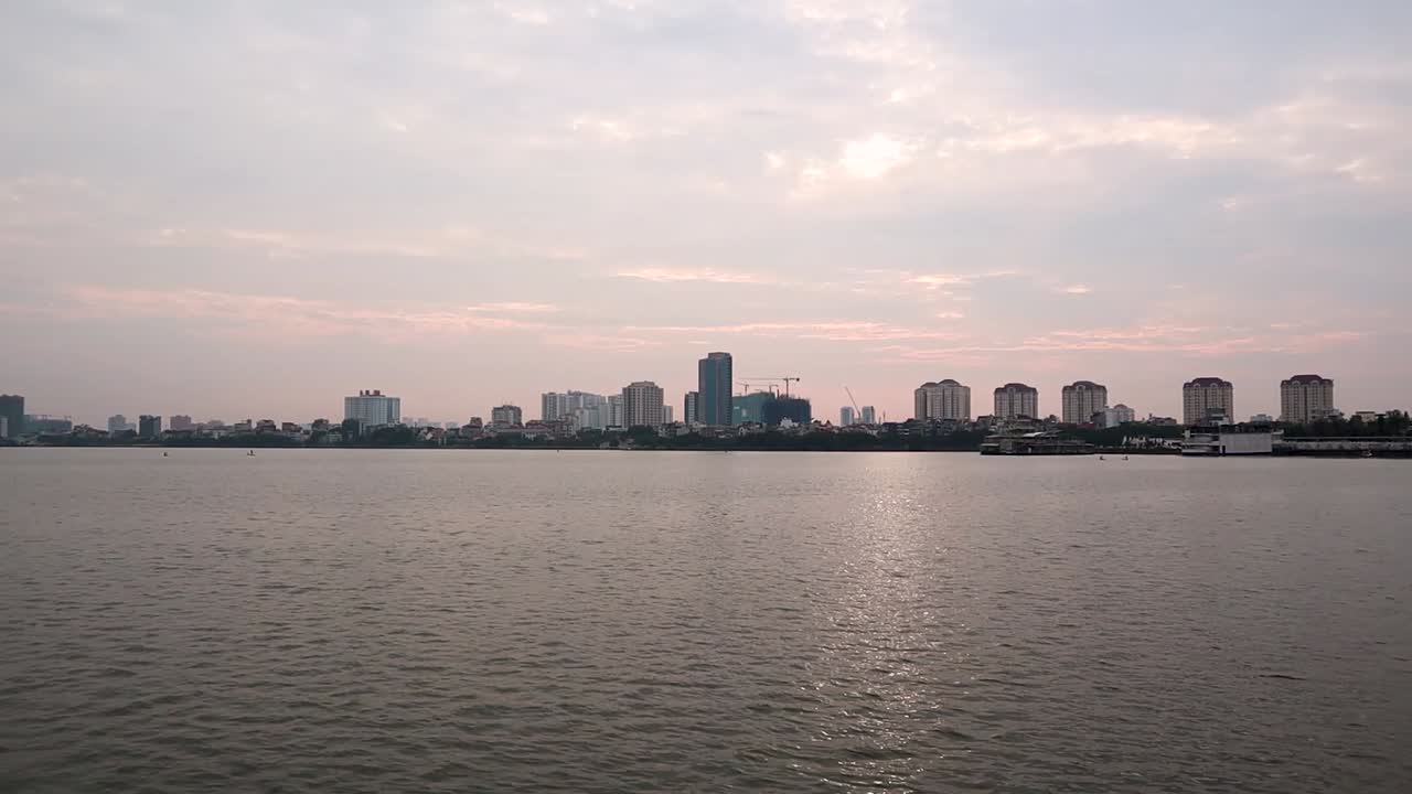 호수 위의 도시의 평화로운 샷