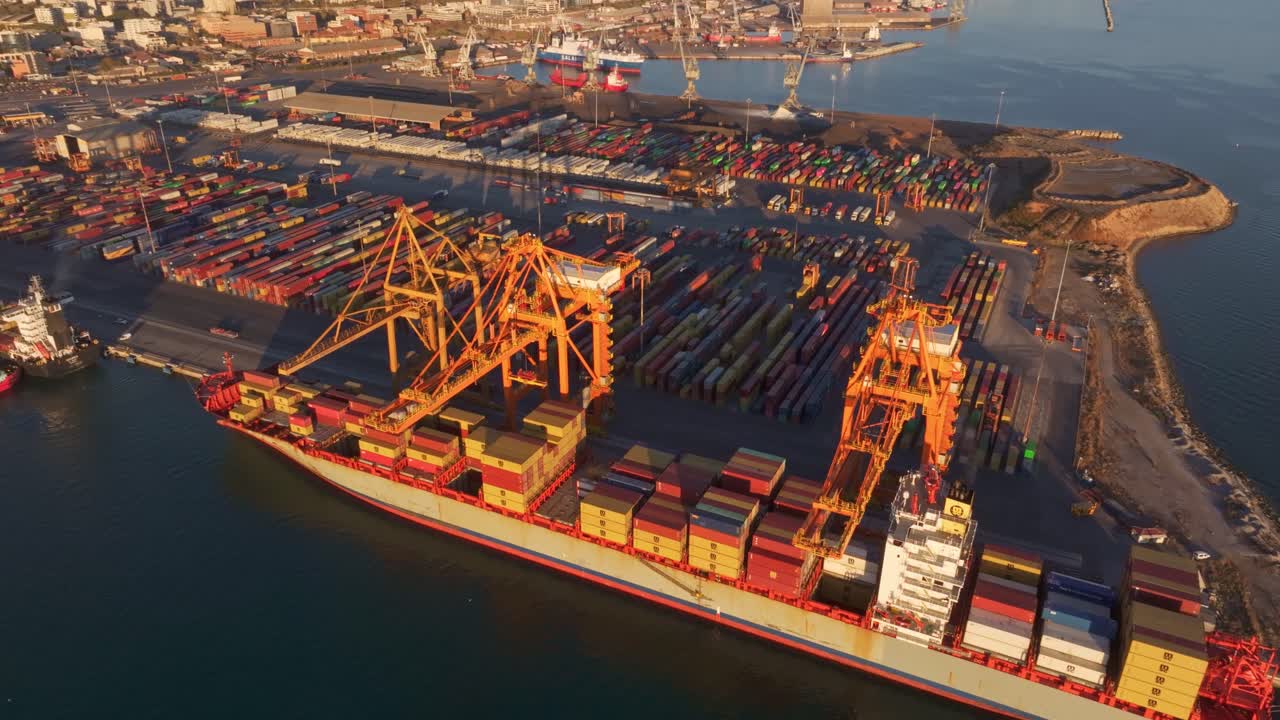 Porto di Salonicco illuminato dal tramonto con navi portacontainer, Grecia