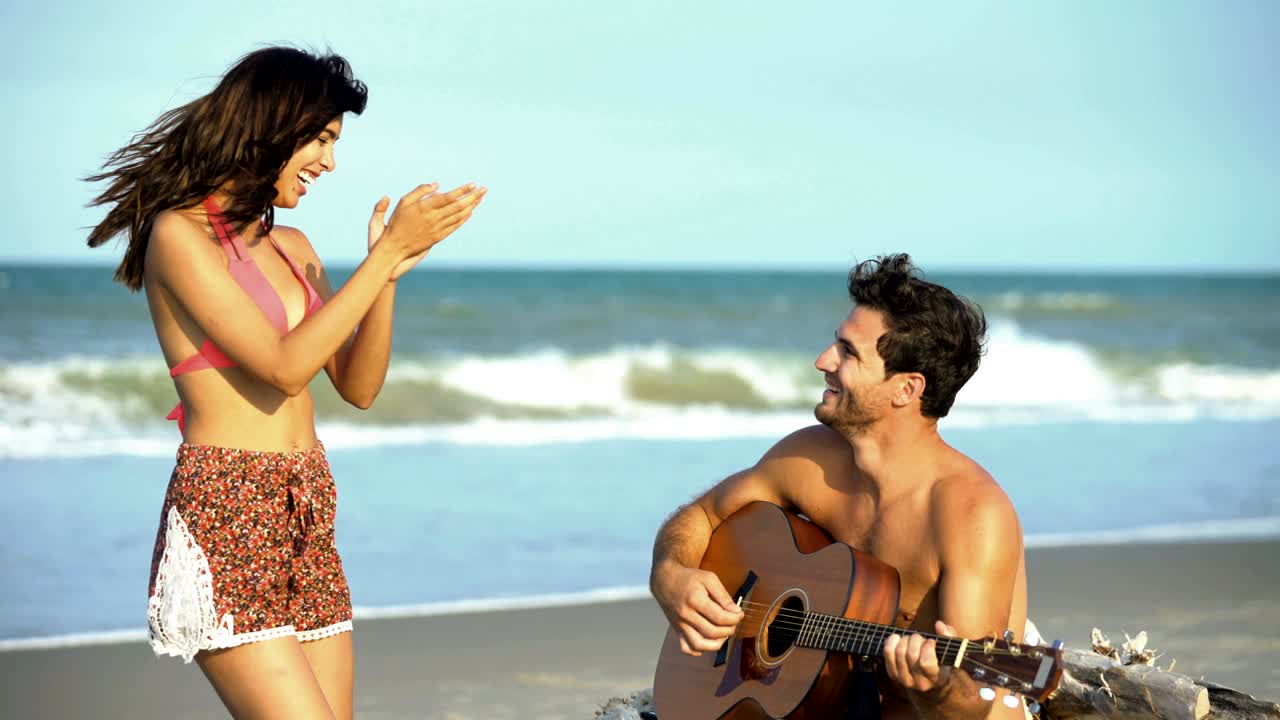 기타를 연주하는 백인 남자와 춤추는 히스패닉 여자