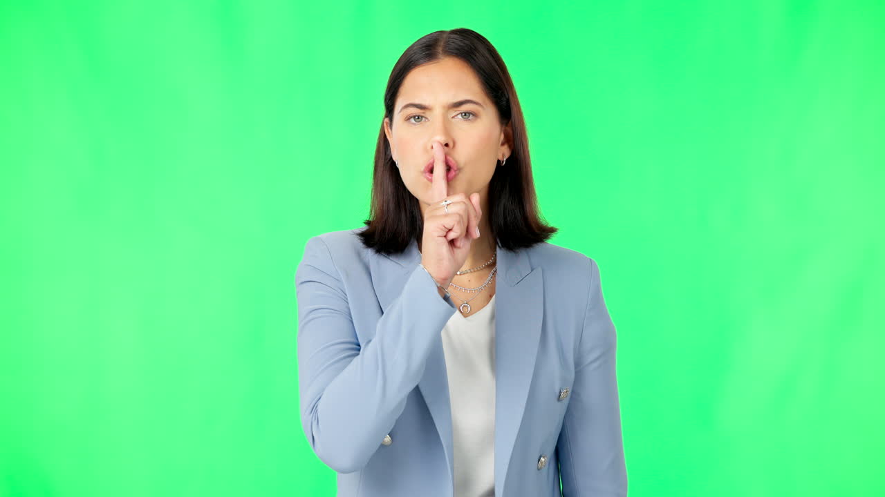 손가락, 입술과 녹색에 심각한 여성의 얼굴