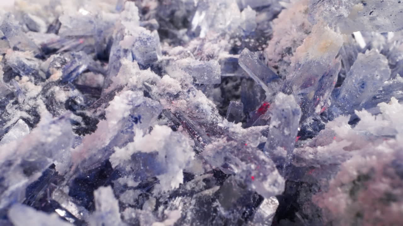 배경 매크로로 다채로운 유기 결정의 패턴