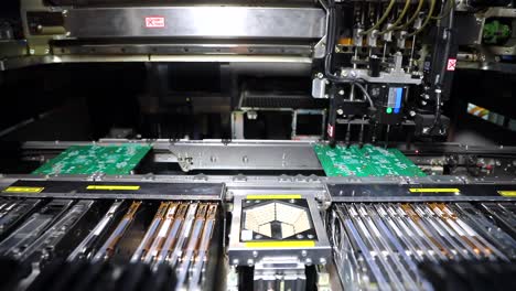 ensamblaje de los componentes de la placa base por la máquina, dentro de la máquina