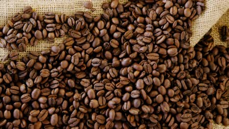 Roasted-coffee-beans-on-sack-textile