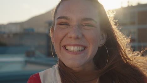 retrato hermosa adolescente sonriendo feliz con el viento soplando mujer de cabello rojo disfrutando de una imagen positiva de sí misma en la ciudad al atardecer