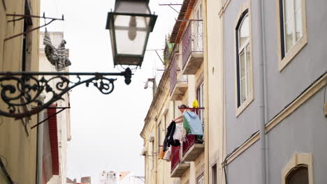 lavando la ropa en un balcón en una estrecha calle europea